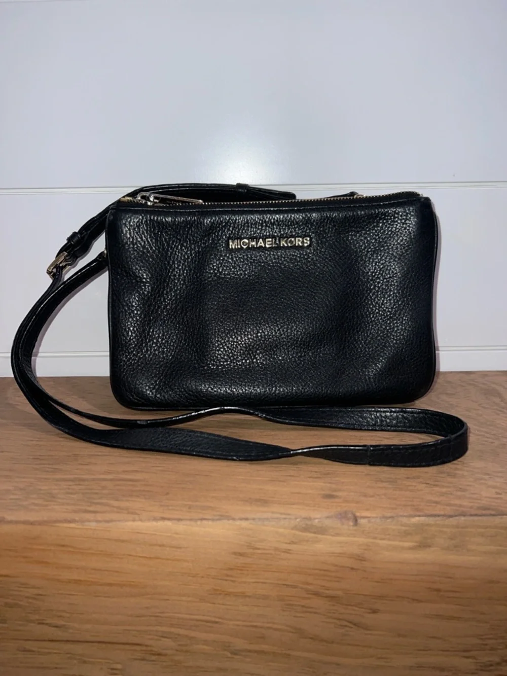 Michael Kors Jet Set Travel Pebbled Black Leather Crossbody Pouch with Gold Logo - Picture 1 of 16